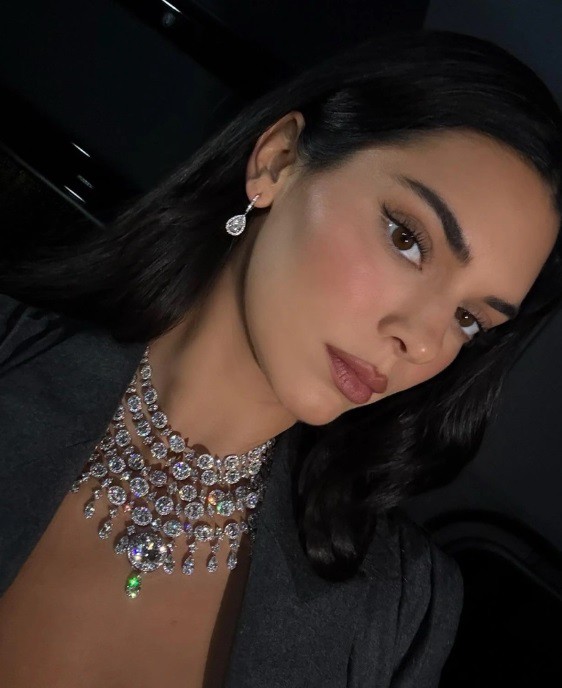 Кендъл Дженър: Сив костюм и диаманти