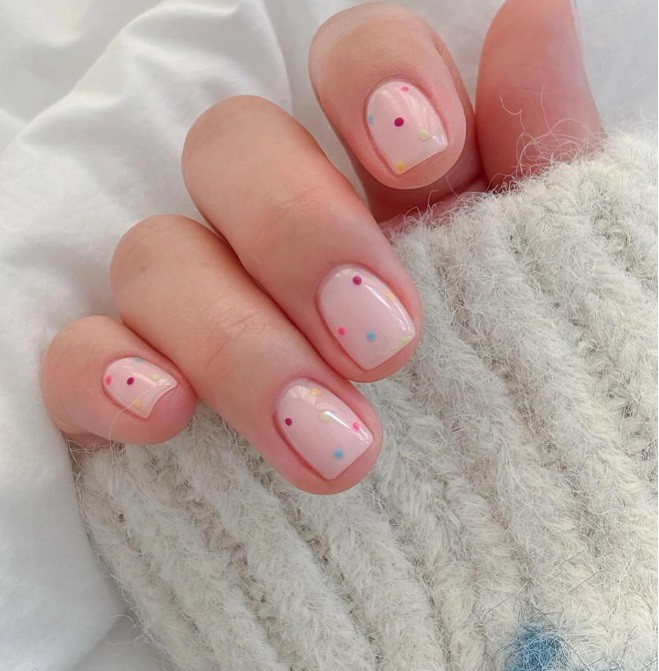 Цветове за маникюр за пари за април