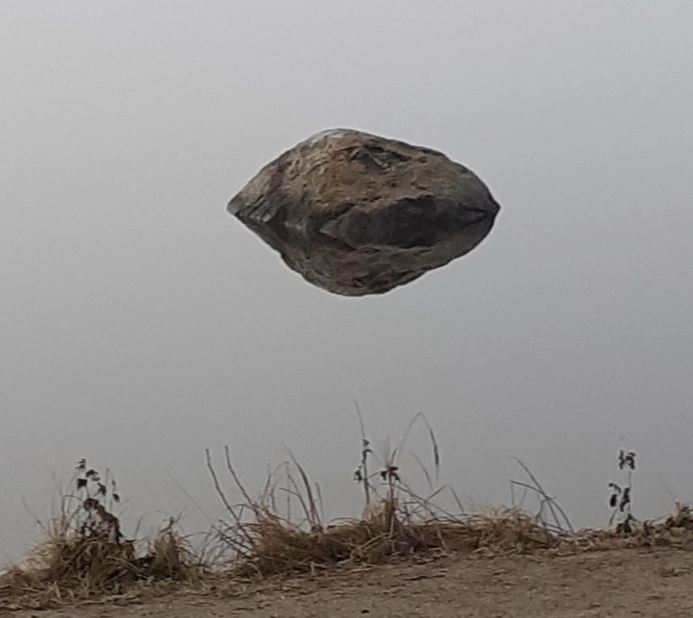 Отражение на камък във вода