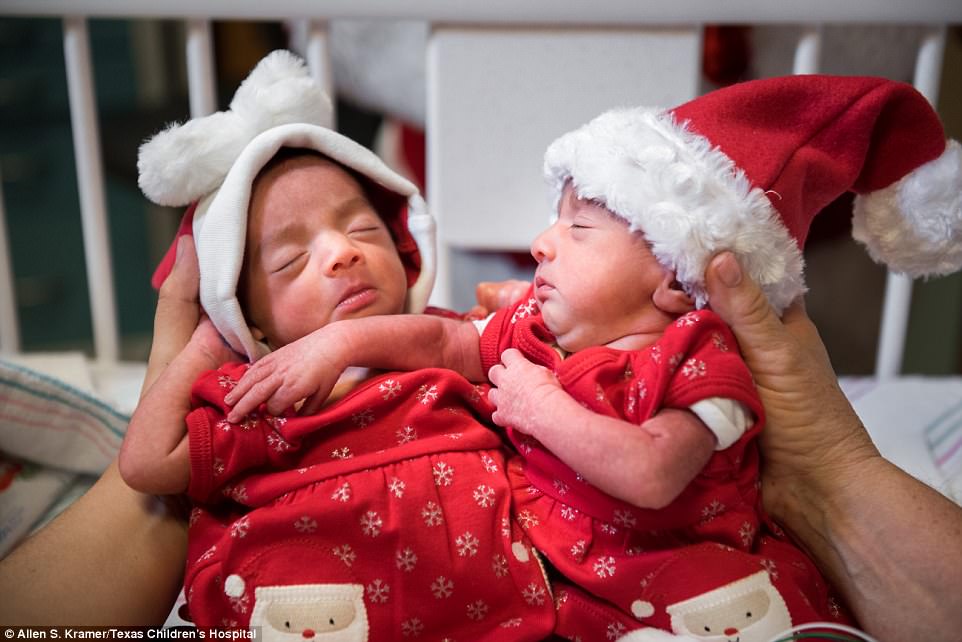 Дядо Коледа посети недоносените деца