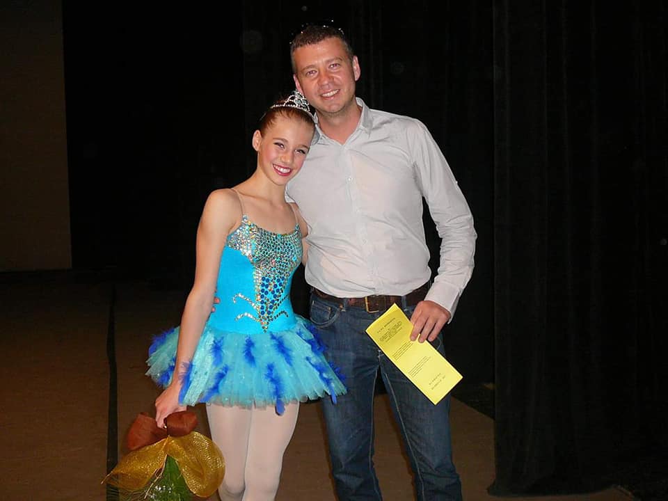 Киара като малка с баща си