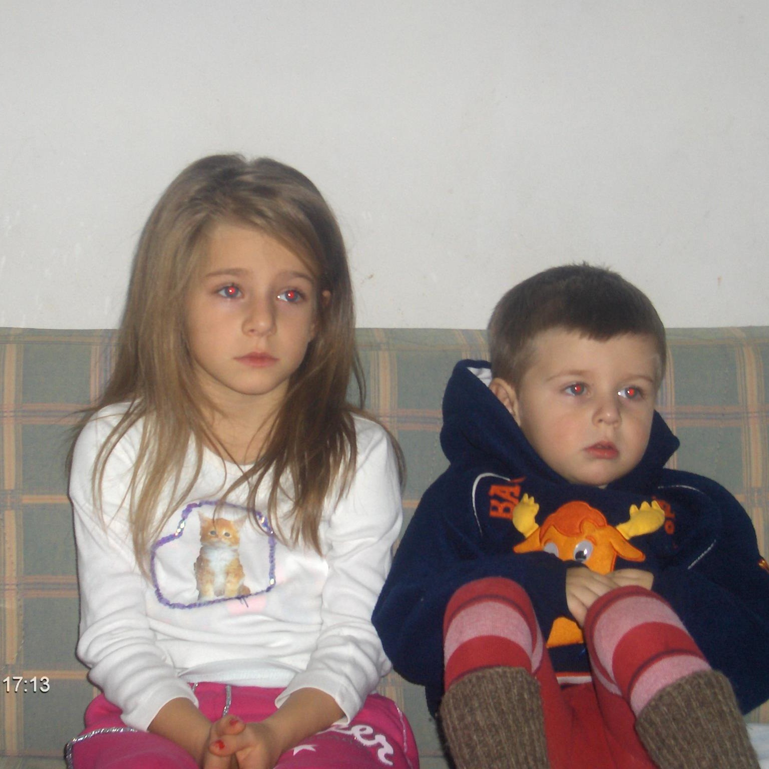 Киара като малка с брат си