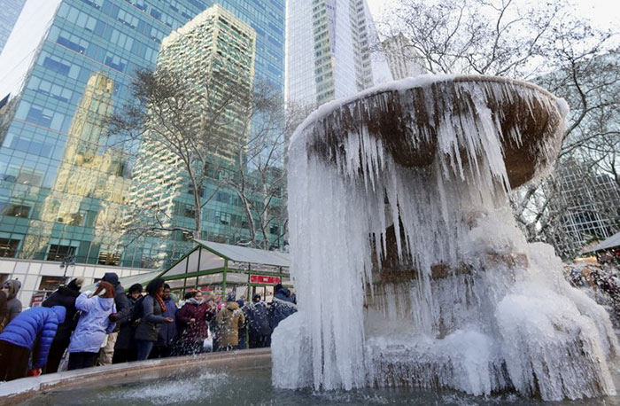Замръзнал фонтан в Ню Йорк