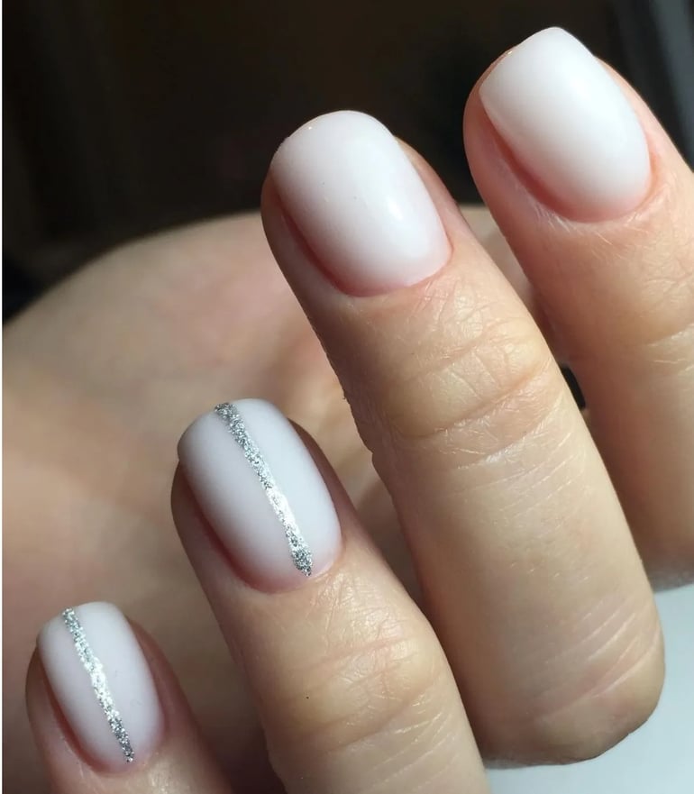  Бели нокти със сребърен дизайн