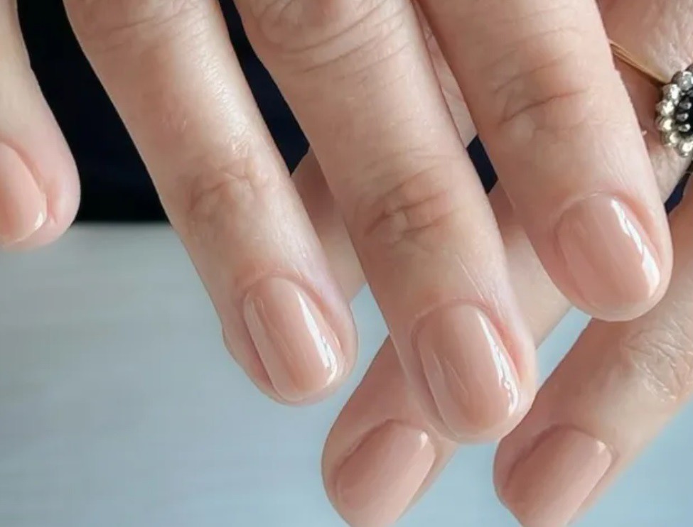 „Голи“ нокти