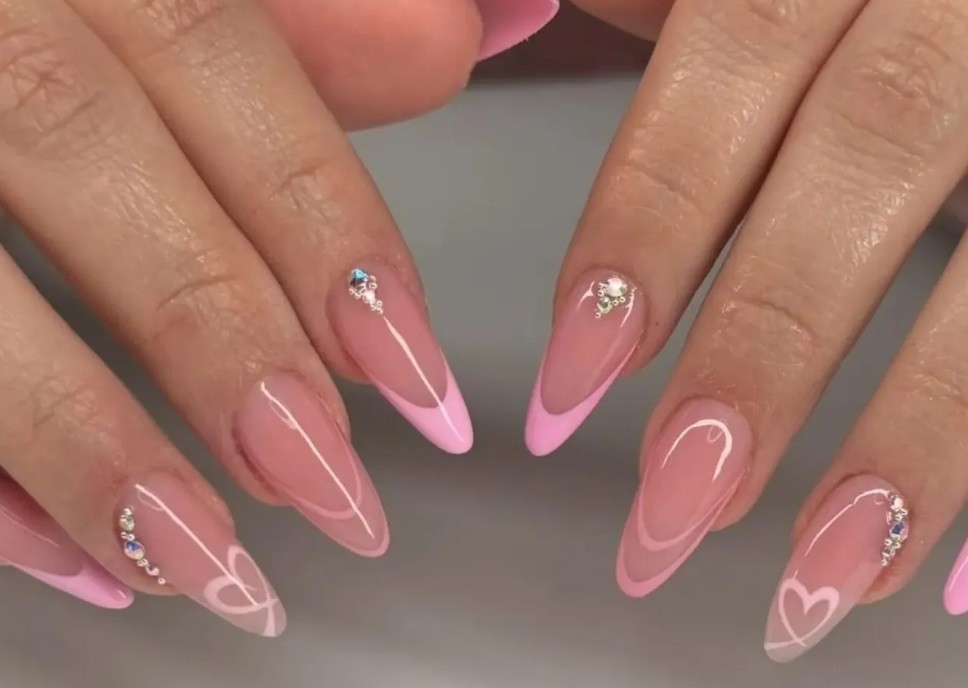 Блестящ френски маникюр със сърца