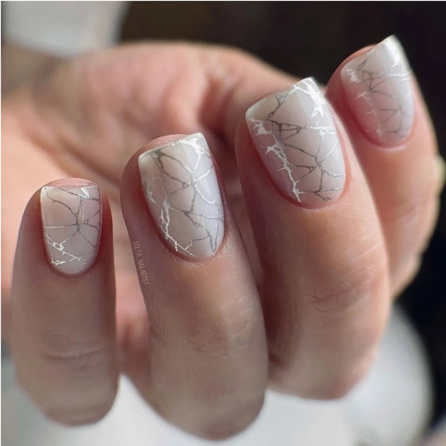 Бели нокти със сребърен дизайн