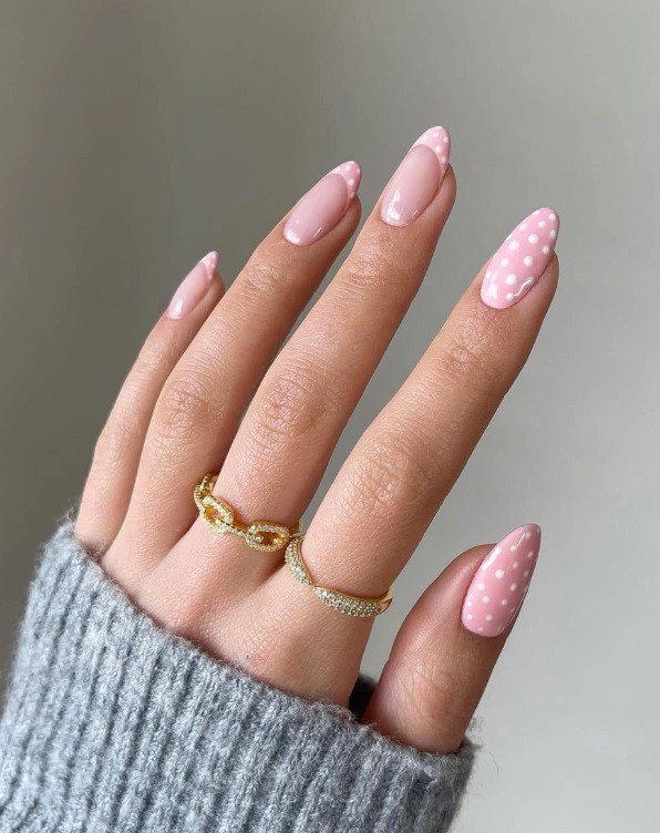 Нежен розов маникюр на точки