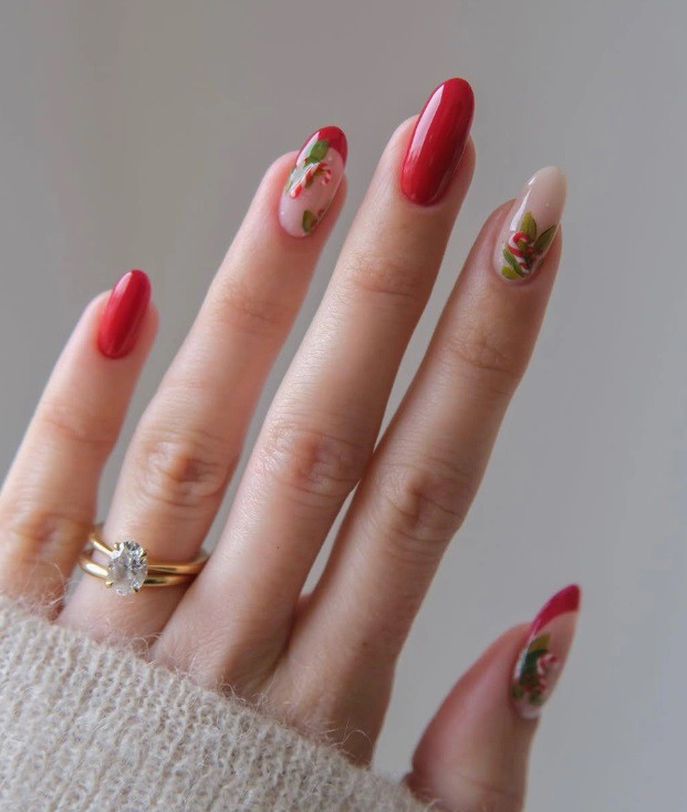 Маникюр с новогодишни стикери