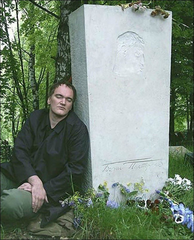 Куентин Тарантино на гроба на Пастернак