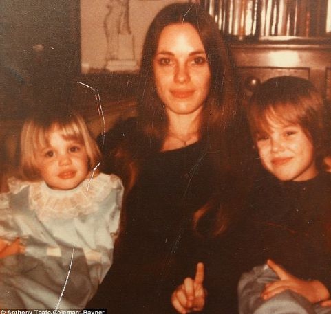 Анджелина Джоли с майка ѝ и брат ѝ