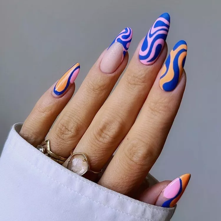 Матови нокти в контрастни цветове