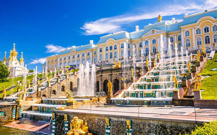 Kаскадата на двореца Петерхоф, Русия