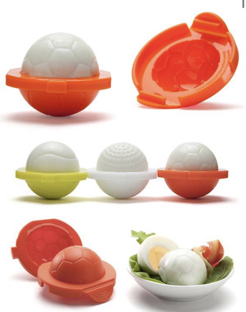 Яйца, оформени като футболни топки