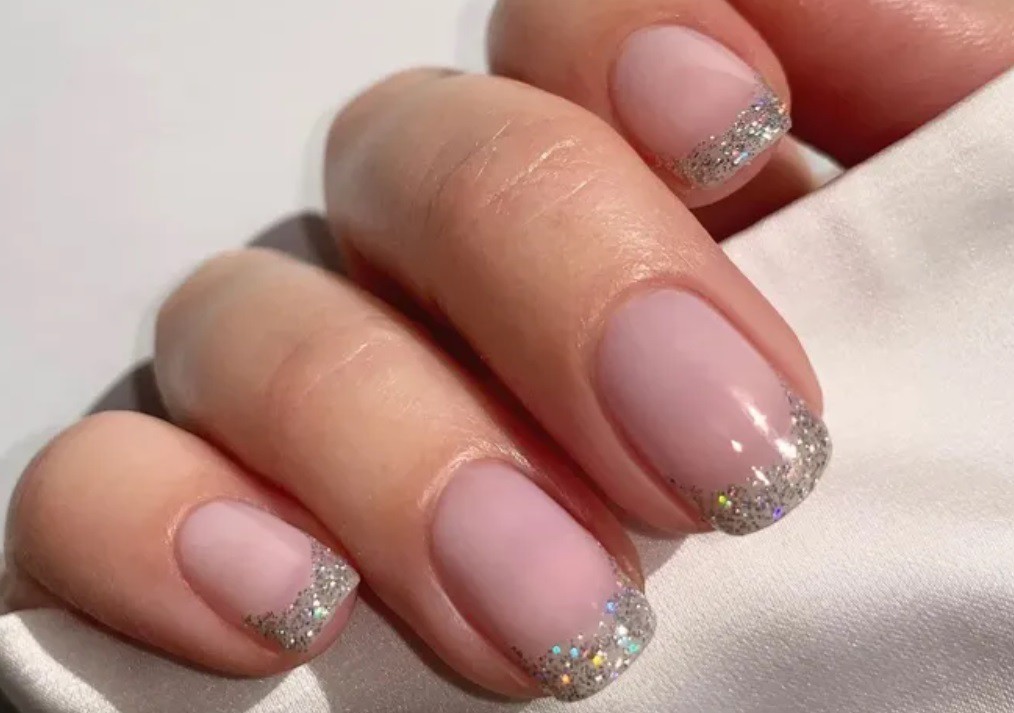 Френски маникюр със сребро