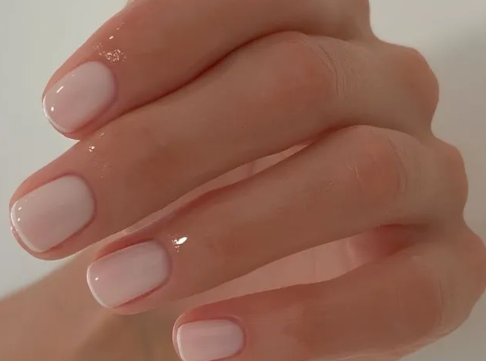 Микро френски маникюр