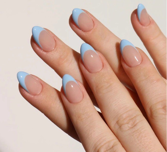 Син френски маникюр