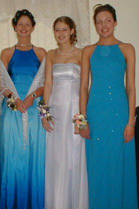 2002: Светло сини рокли