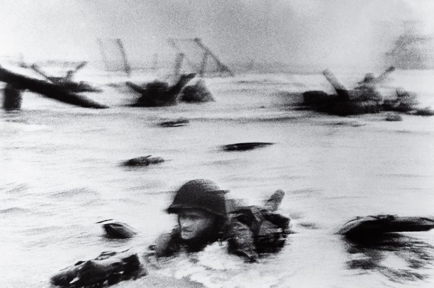 Денят на победата, Робърт Капа, 1944 