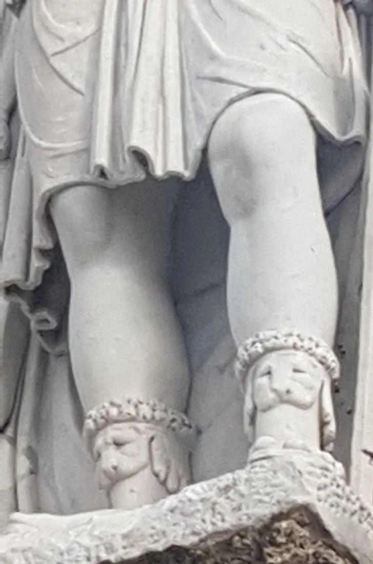 Римска статуя с чорапки на зайчета