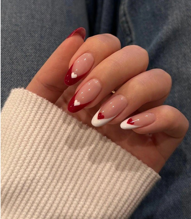 Френски маникюр със сърца