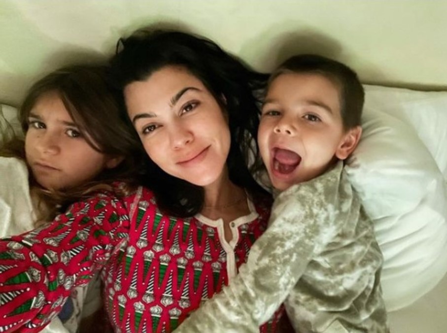 Кортни Кардашиян спи с децата си