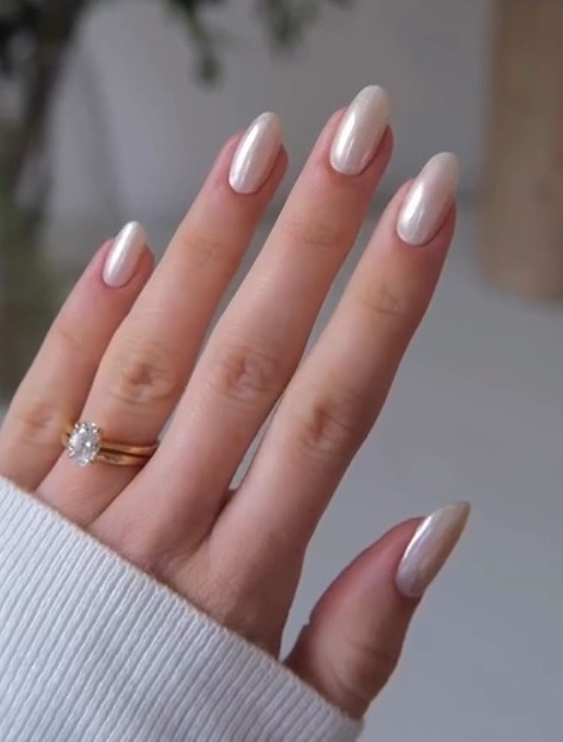 Прозрачен перлен маникюр