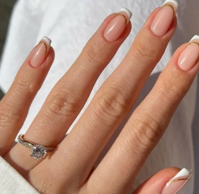 Златен френски маникюр