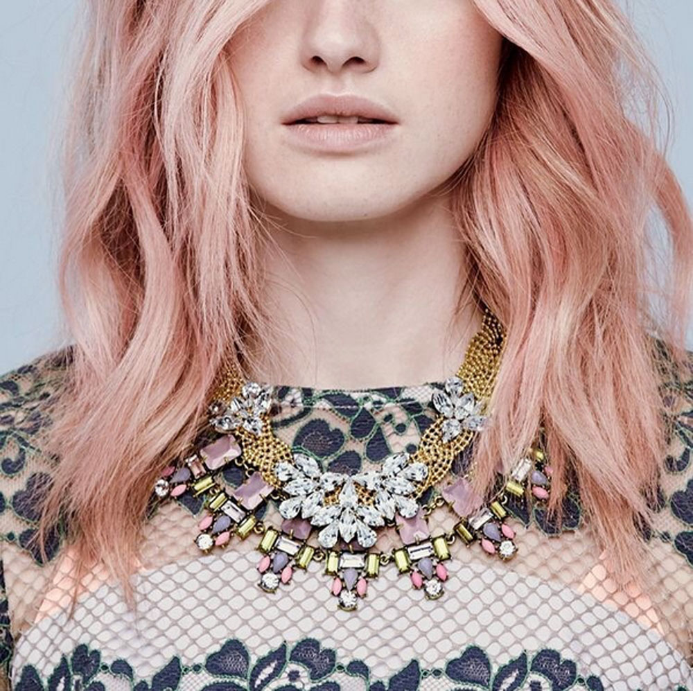 Розово злато в косите