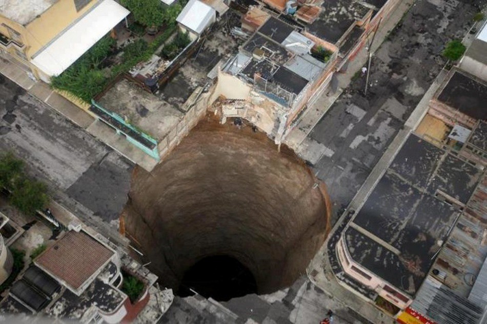 Карстова дупка в Гватемала Сити