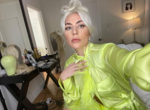Лейди Гага носи тиксо на лицето си