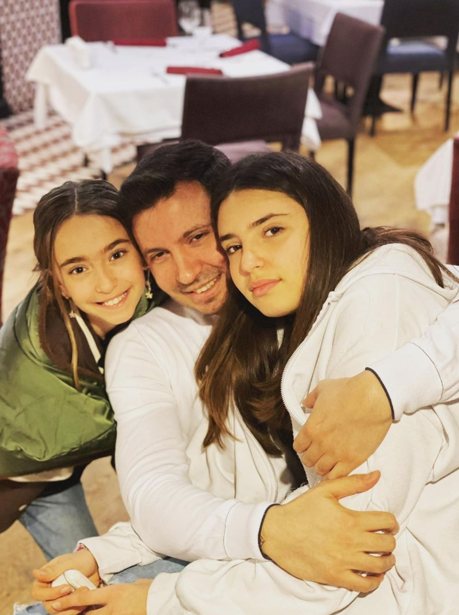 Мартин преди с дъщерите си