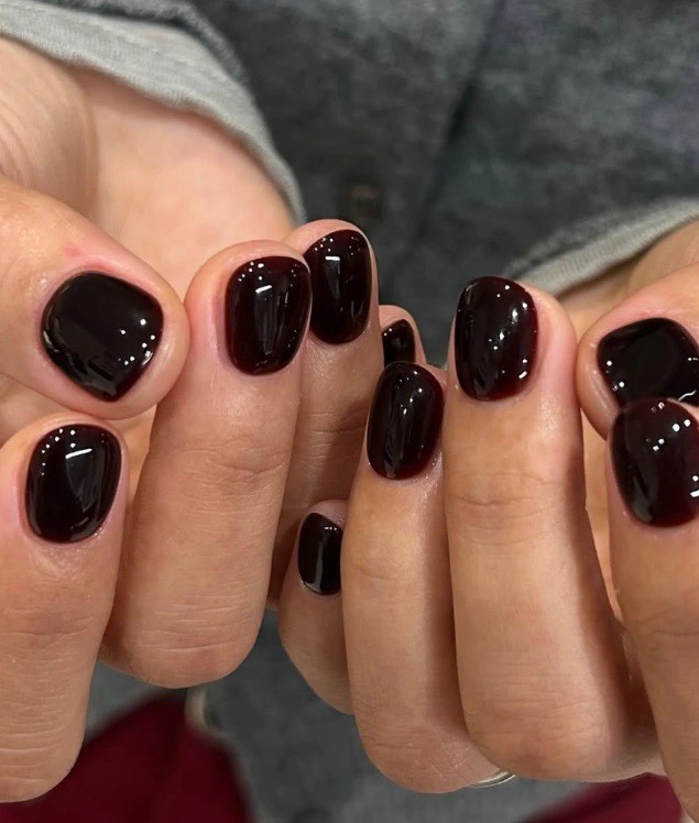 Много тъмен маникюр