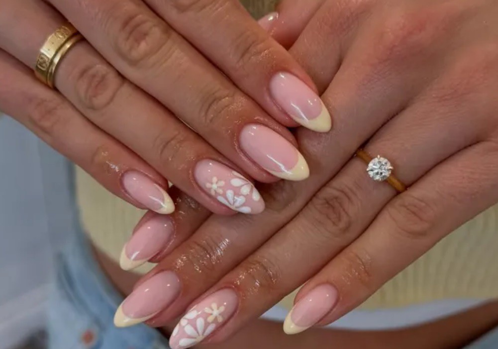 Кремаво жълто