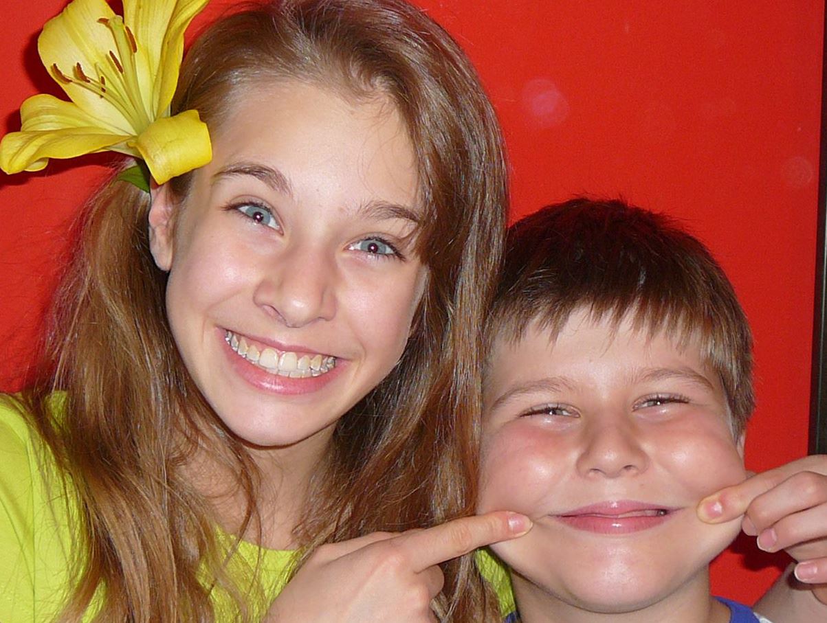 Киара като малка с брат си