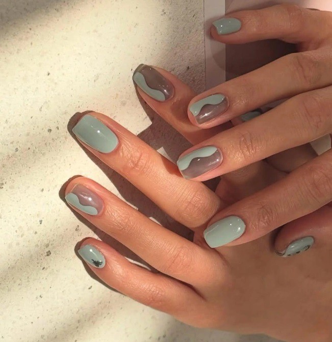 Светлозелен маникюр