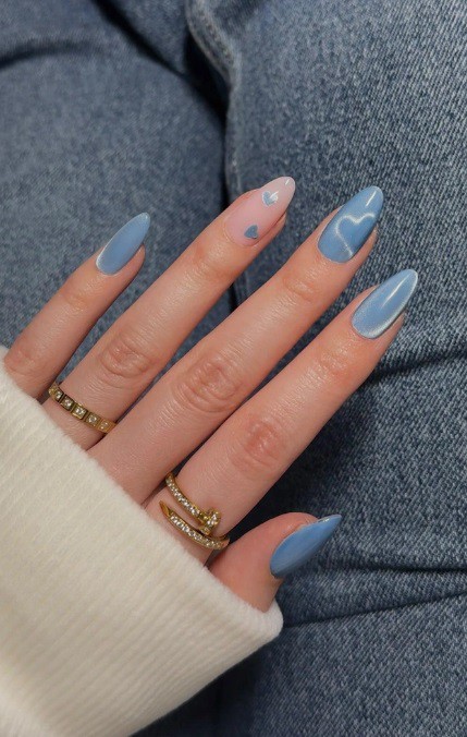 Син маникюр с ефект „котешко око“