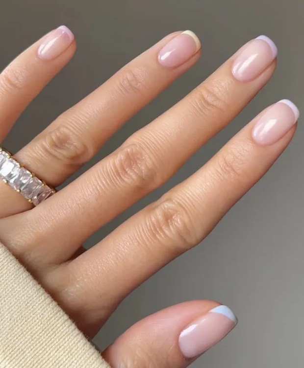 Пастелен френски маникюр