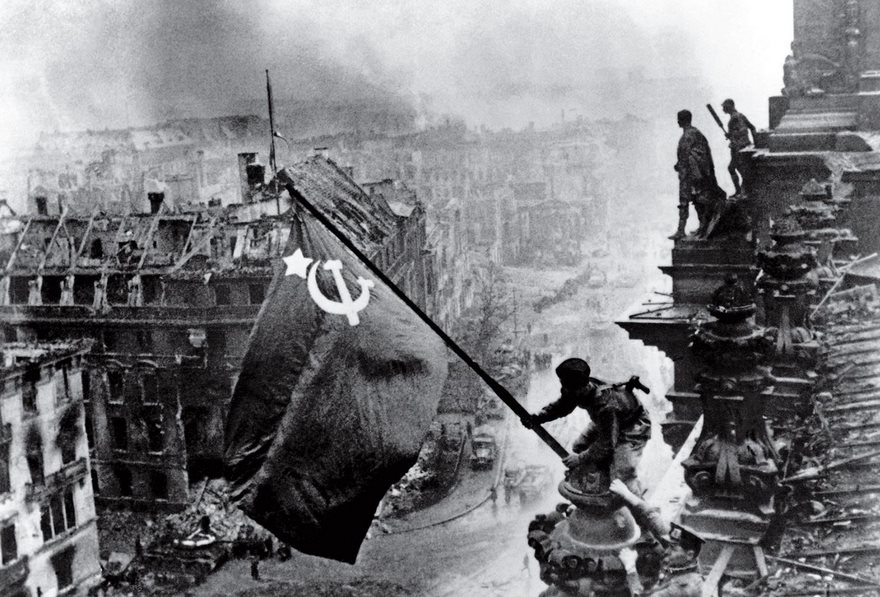 Развяването на флага над Райхстага, 1945