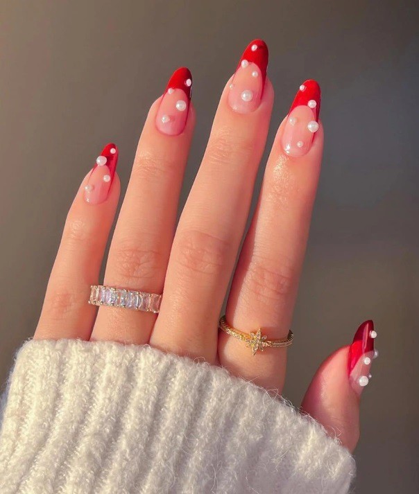 Френски маникюр с перли