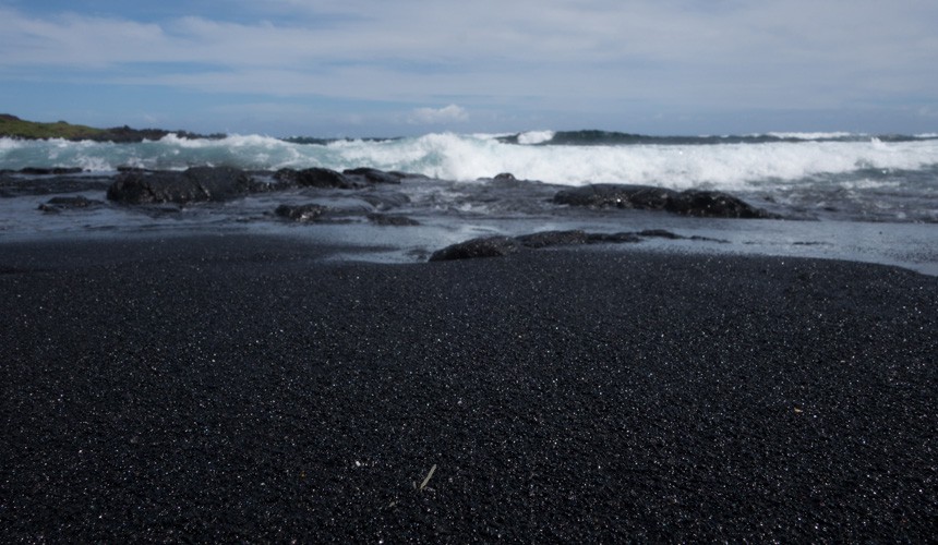 Punaluu beach black sand, Хаваи
