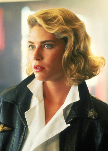 Кели Макгилис като Шарлот Блекууд: 1986 
