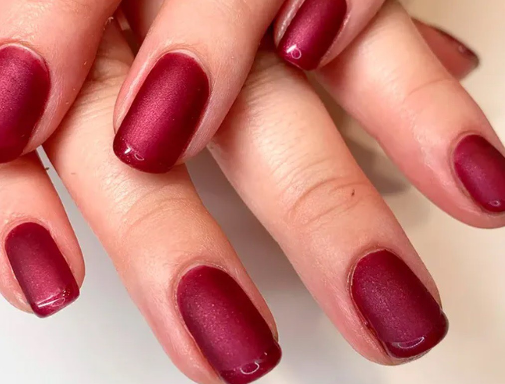 Френски маникюр с червена боровинка