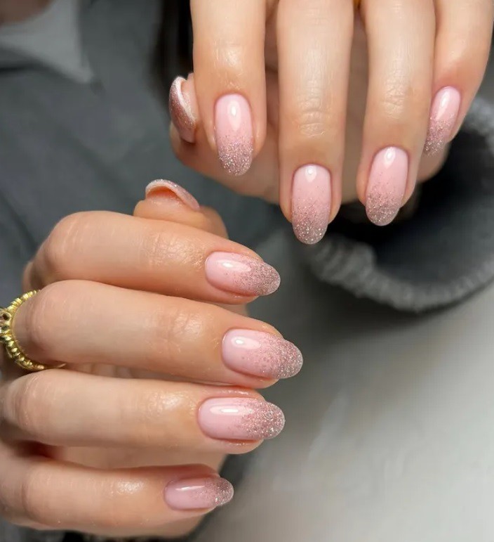 Френски маникюр с брокат