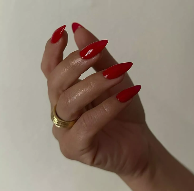 Червени нокти с форма на бадем