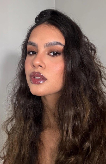 Грим с тъмни устни