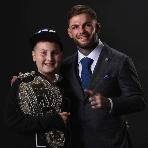 UFC шампион подари колана си на момче