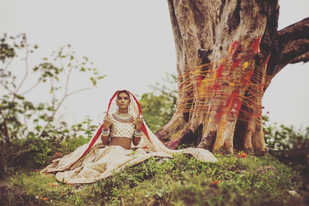 Някои жени в Индия се омъжват за дървета