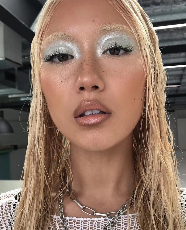 Грим с кафява очна линия за устни