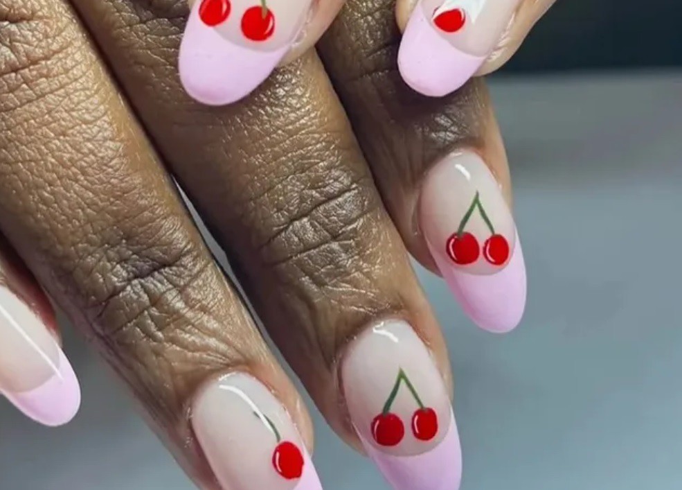 Френски маникюр с череши